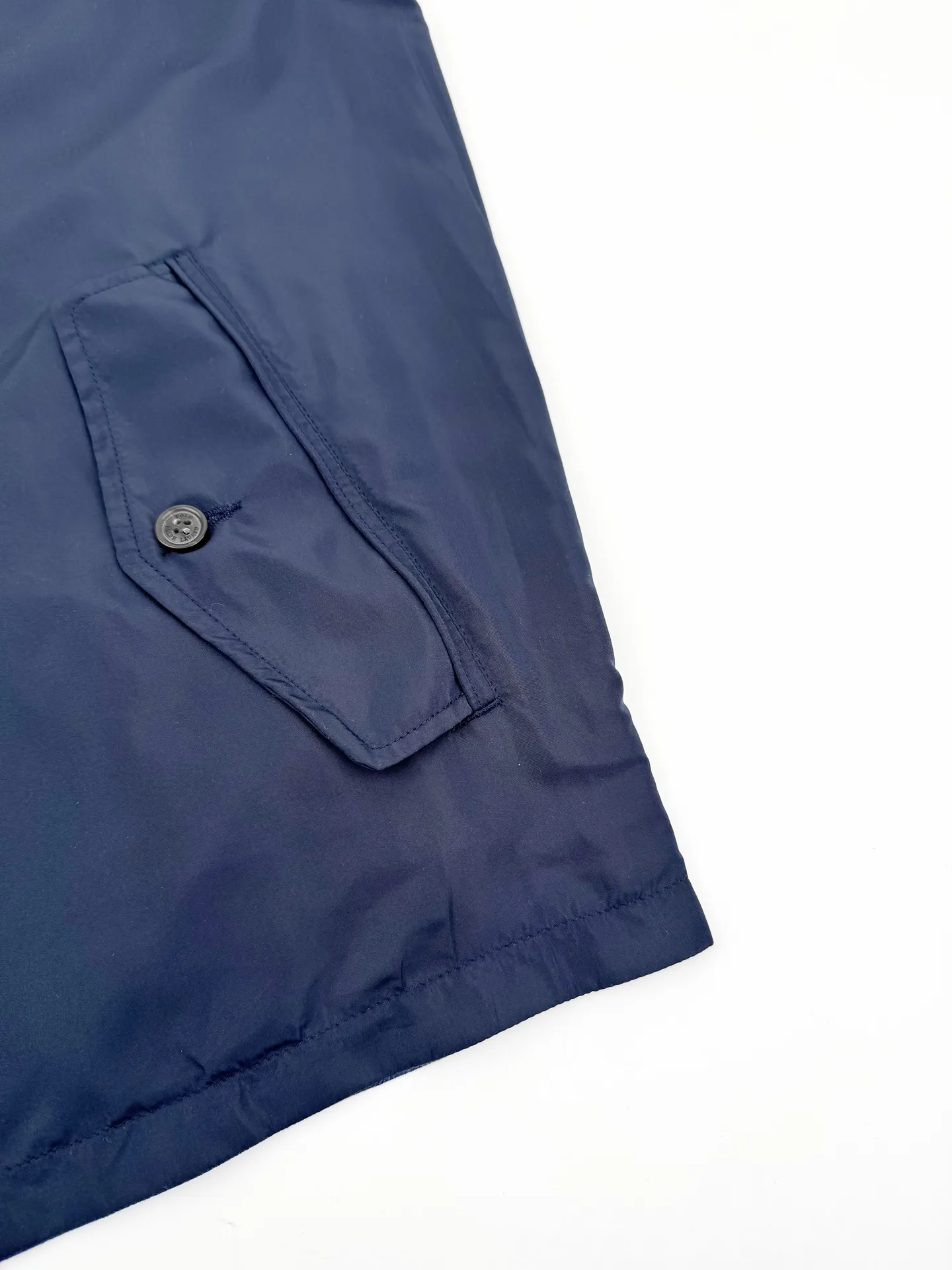 P580 Ralph Lauren logo embroidered reversible jacket. Customized matte moire taffeta and twill jacquard brocade. Light and tough, smooth drape. Comfortable and close to the skin. Quiet dark blue. Elegant style. Twin clothes. Style without boundaries. One side is decorated with twill jacquard brocade and has its own retro filter, like the pocket watch gear of an old-school gentleman. The other side is made of matte moiré taffeta to bring a sense of relaxation. Casual and casual genes. Exquisite pony logo is embellished throughout, making it highly recognizable. The classic stand-up collar is tied with three hidden buckle tabs. Simplicity dominates complexity. The design philosophy hidden in the details. Double-sided style. One garment hides old money and relaxation. Process 1: Use imported machine embroidery technology. Use advanced computer control system and precise mechanical components to realize the iconic pony embroidery operation. High precision. The lines are smooth and delicate. Process 2: Template machine bag opening. Preset templates guide the position of opening the bag. The accuracy of the shape and size ensures the quality of the bag opening effect. Process 3: Ergonomic three-dimensional cutting returns to traditional craftsmanship through segmentation, folding, shrinking, and stretching techniques. The so-called slow work produces fine work, which is respect for the material and the pursuit of feel. Complex workmanship, tedious, slow timeliness, and high loss. Process 4: The fabrics are washed carefully, the hand feel and texture are better, not easy to deform, not easy to shrink, not easy to fade, and maintain long-term beauty. Accessories: Customized 1:1 Ralph Lauren fruit buckle Customized 1:1 Ralph Lauren zipper Customized 1:1 Ralph Lauren puller Customized 1:1 Ralph Lauren trademark Version: Fitted version Function: Reversible, free to match Size: S M L XL